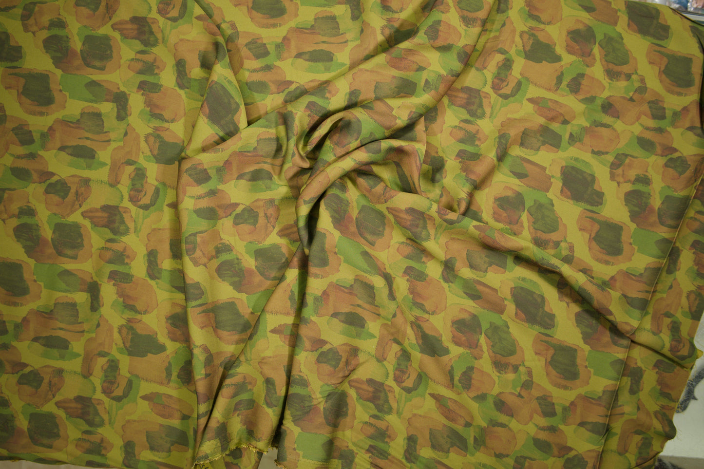 Satin Viskose mit abstraktem Animalprint in Olivgrün und Braun 140 cm breit Meterware