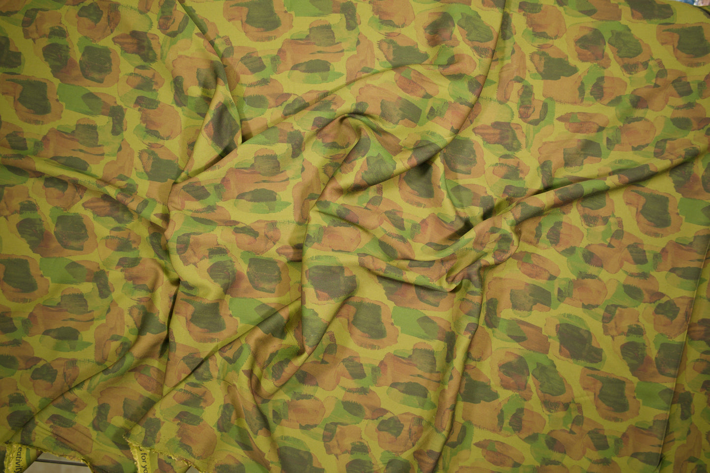 Satin Viskose mit abstraktem Animalprint in Olivgrün und Braun Detailaufnahme der Stoffstruktur