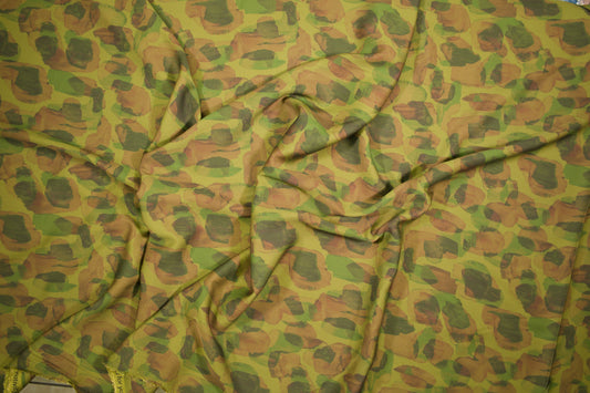 Satin Viskose mit abstraktem Animalprint in Olivgrün und Braun Detailaufnahme der Stoffstruktur