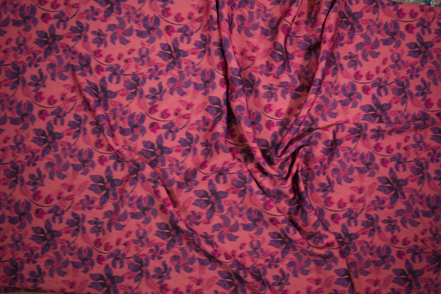 Satin Viskose mit floralem Muster in Rosa und Lila Detailaufnahme der Stoffstruktur