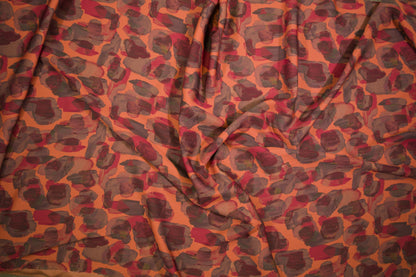 Satin Viskose mit abstraktem Animalprint in Orange und Rot Detailaufnahme der Stoffstruktur