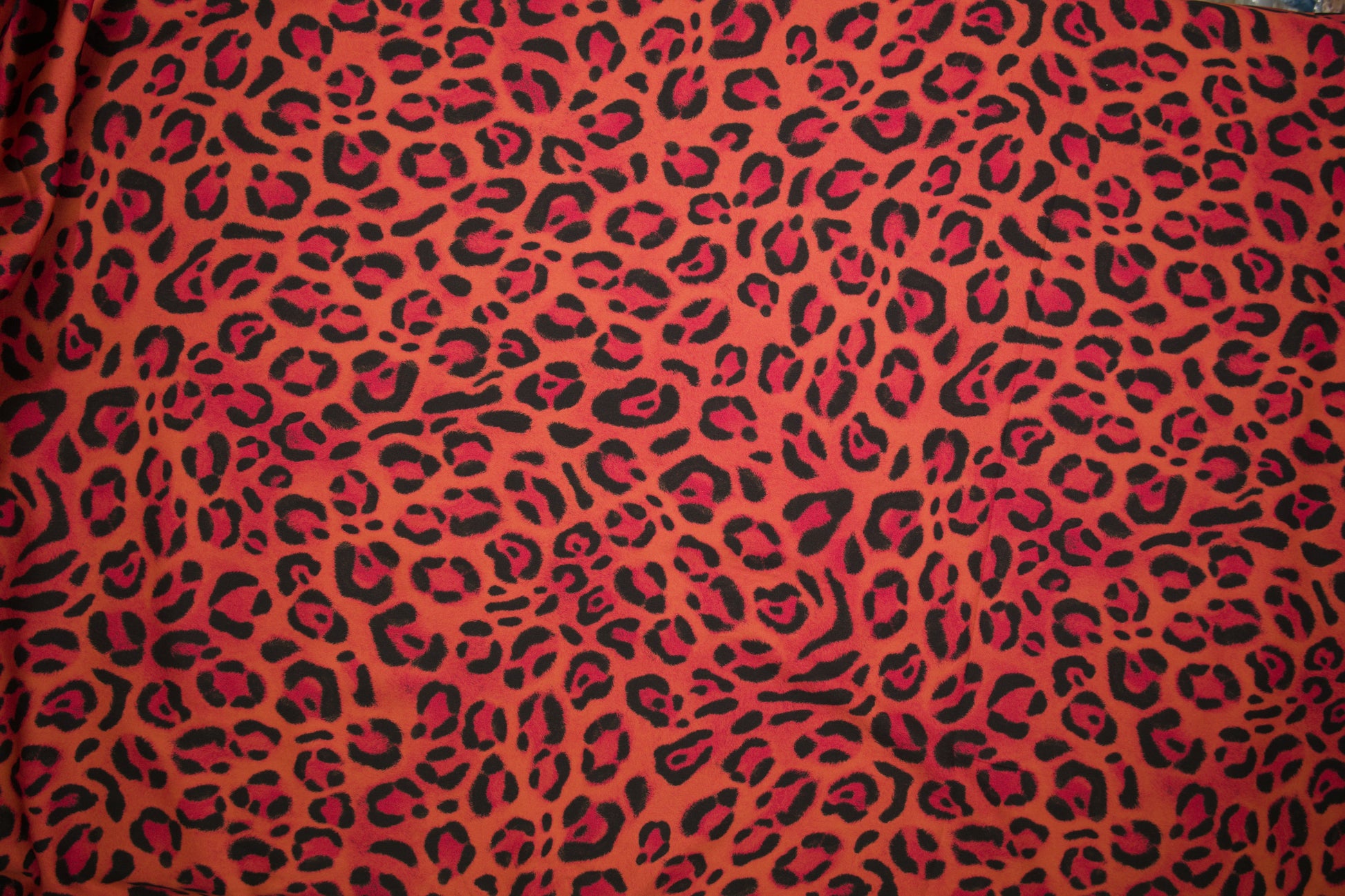 Satin Viskose Stoff mit Leopardenmuster in Neon-Orange und Pink Detailaufnahme der Stoffstruktur