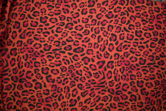 Satin Viskose Stoff mit Leopardenmuster in Neon-Orange und Pink Detailaufnahme der Stoffstruktur