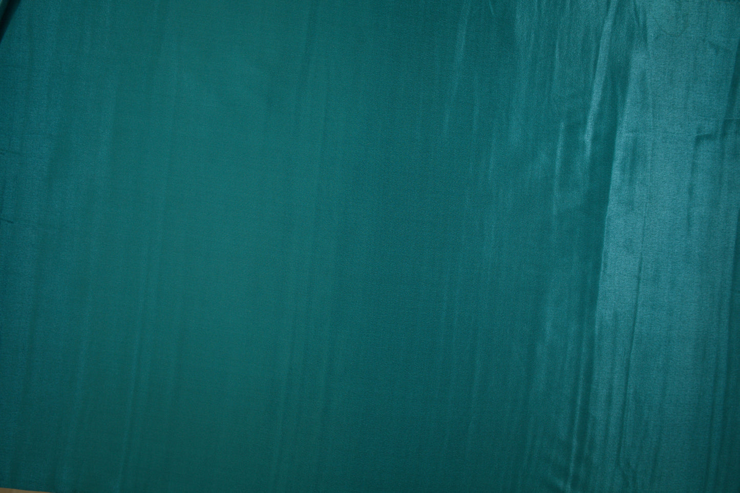 Weich fallender petrolfarbener Viskose-Satin für elegante Kleidung - Nahaufnahme der Materialqualität 140cm