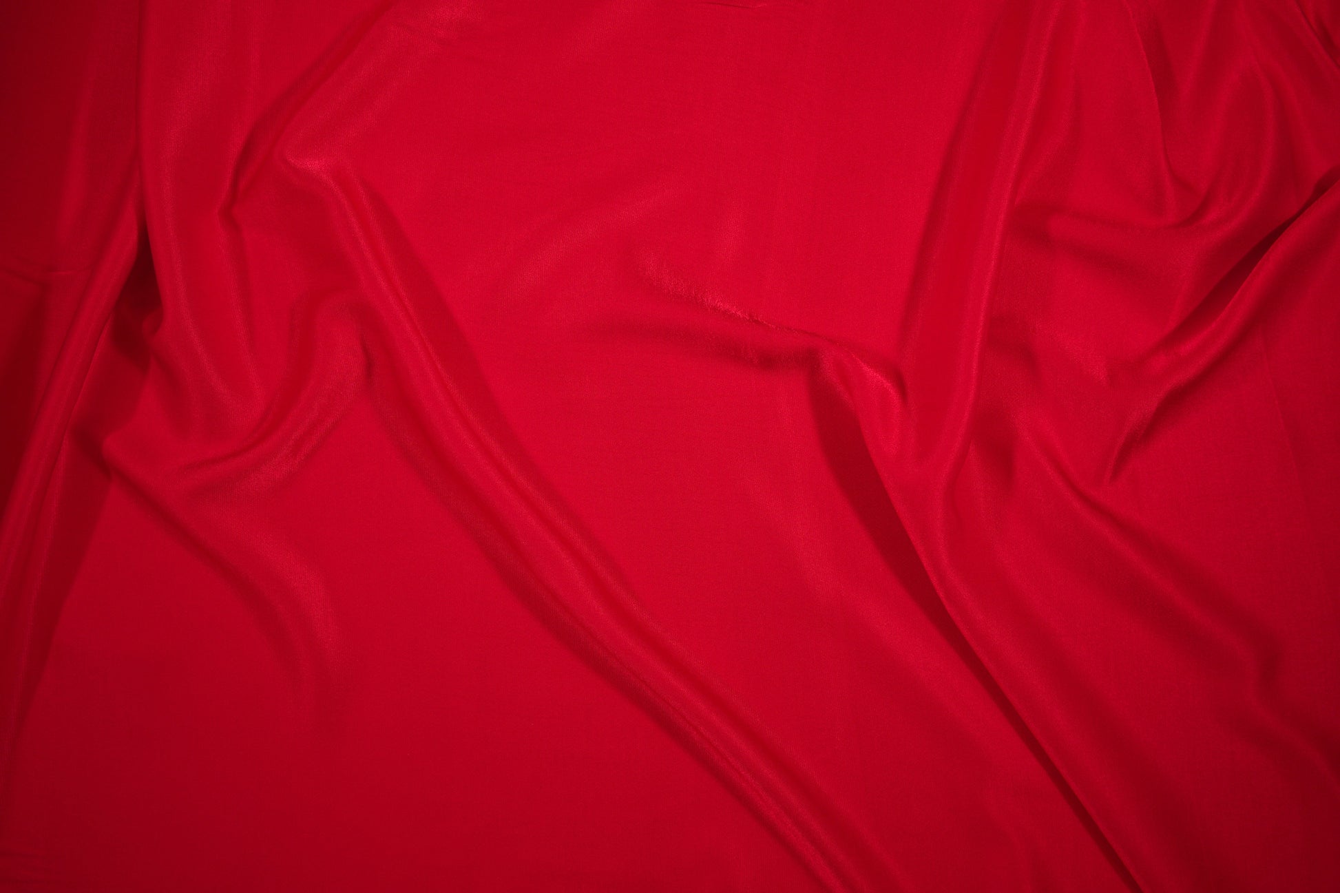 Intensiv roter Viskose-Satin mit fließendem Fall für festliche Kleidung