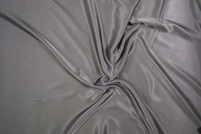 Glatter grauer Viskose-Satin für elegante Kleidung und Futter