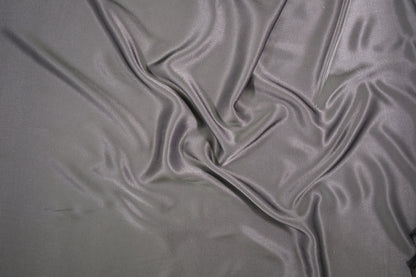 Weich fallender grau-farbener Viskose-Satin für elegante Kleidung - Nahaufnahme der Materialqualität 140cm