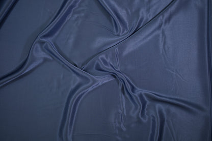 Glänzender Viskose-Satin in Dunkelblau mit weich fließendem Fall
