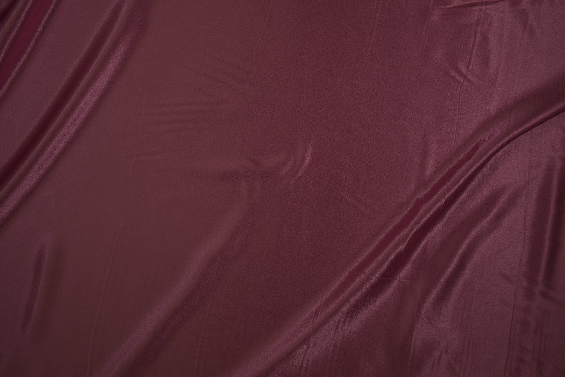 Satin Viskose uni Bordeaux – bordeauxroter, glänzender Kleidungsstoff