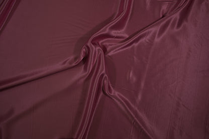 Satin Viskose uni Bordeaux -  Nahaufnahme der Materialqualität 140cm