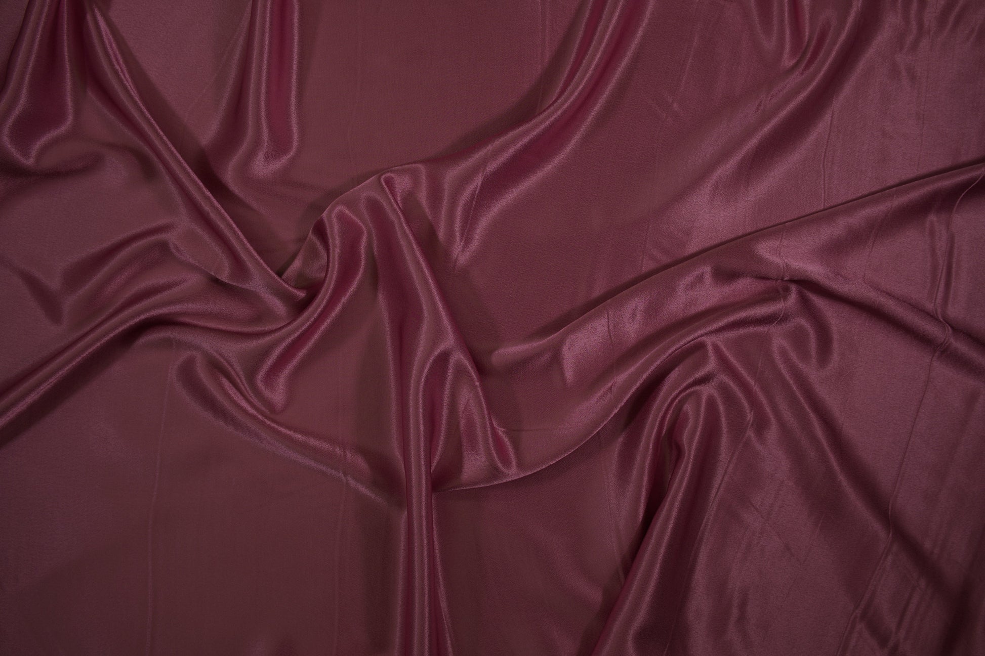 Weich fallender Satin-Viskosestoff in Bordeauxrot mit elegantem Glanz
