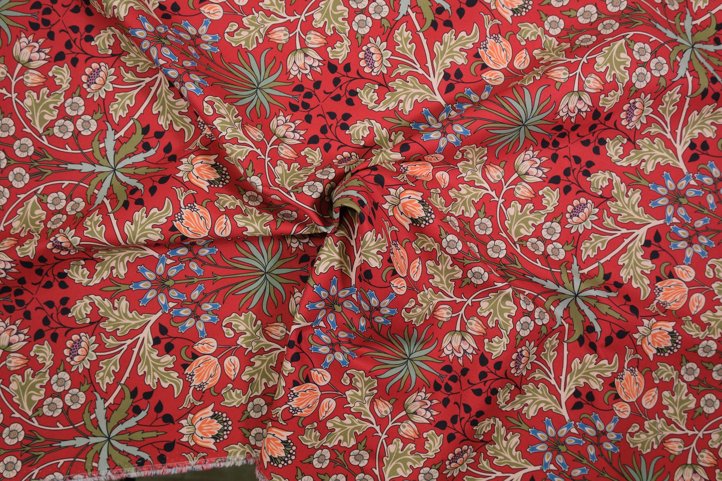 Hochwertiger Ornament-Baumwollstoff in kräftigem Rot – detailreiches Muster