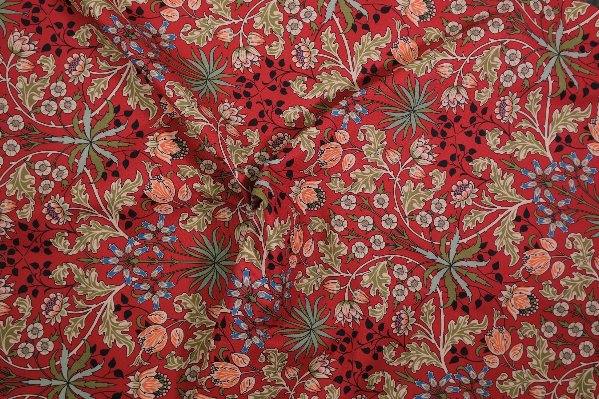 Baumwollstoff rot mit klassischem Ornament- und Blumenmuster