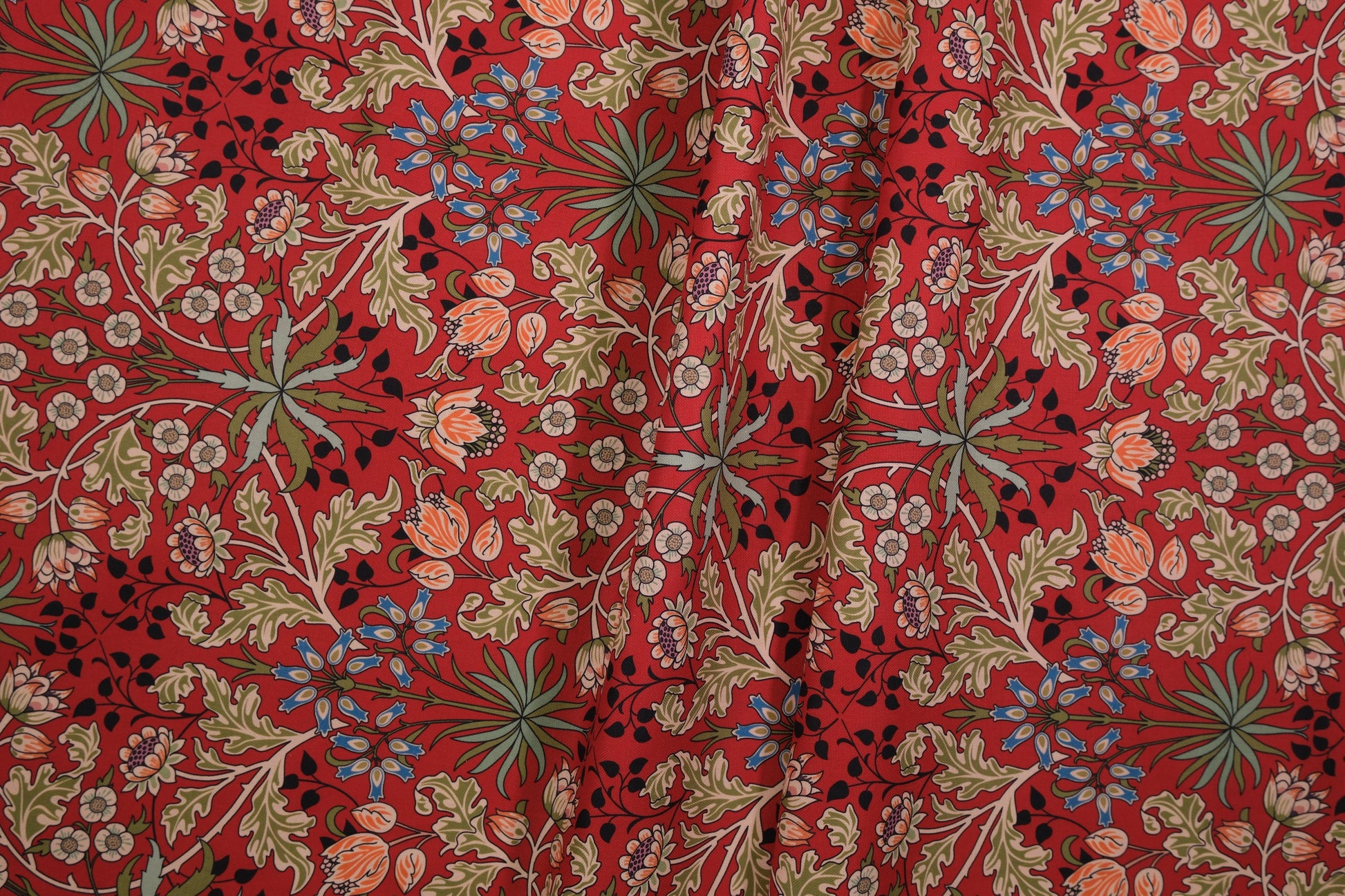 Detailansicht Ornament-Blumenstoff Rot – ideal für kreative Projekte