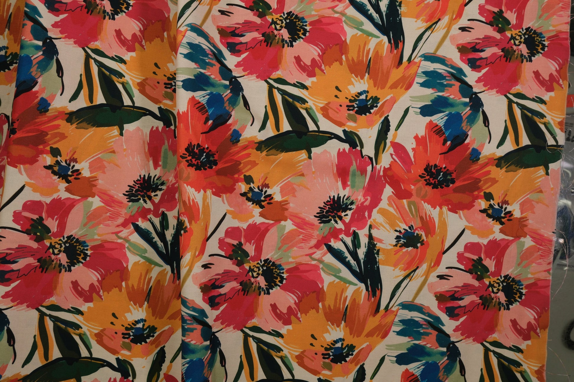 Hochwertiger Baumwollstoff mit farbenfrohen Aquarell-Blüten für Kleidung