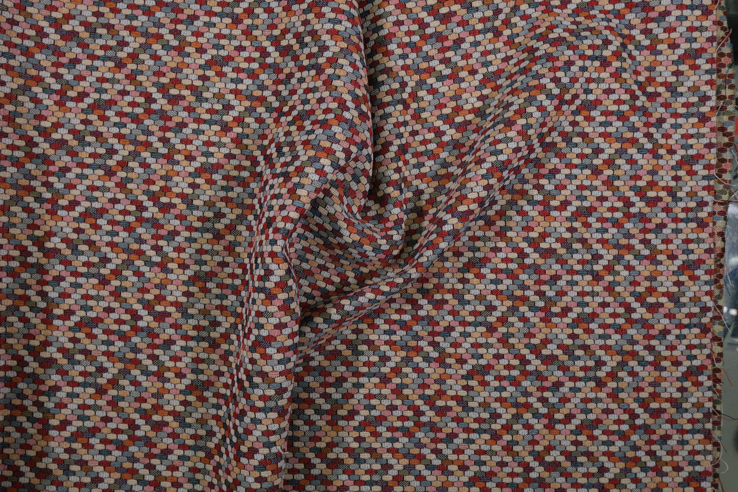 Strukturierter Polsterstoff mit Hexagon-Muster – buntes Design