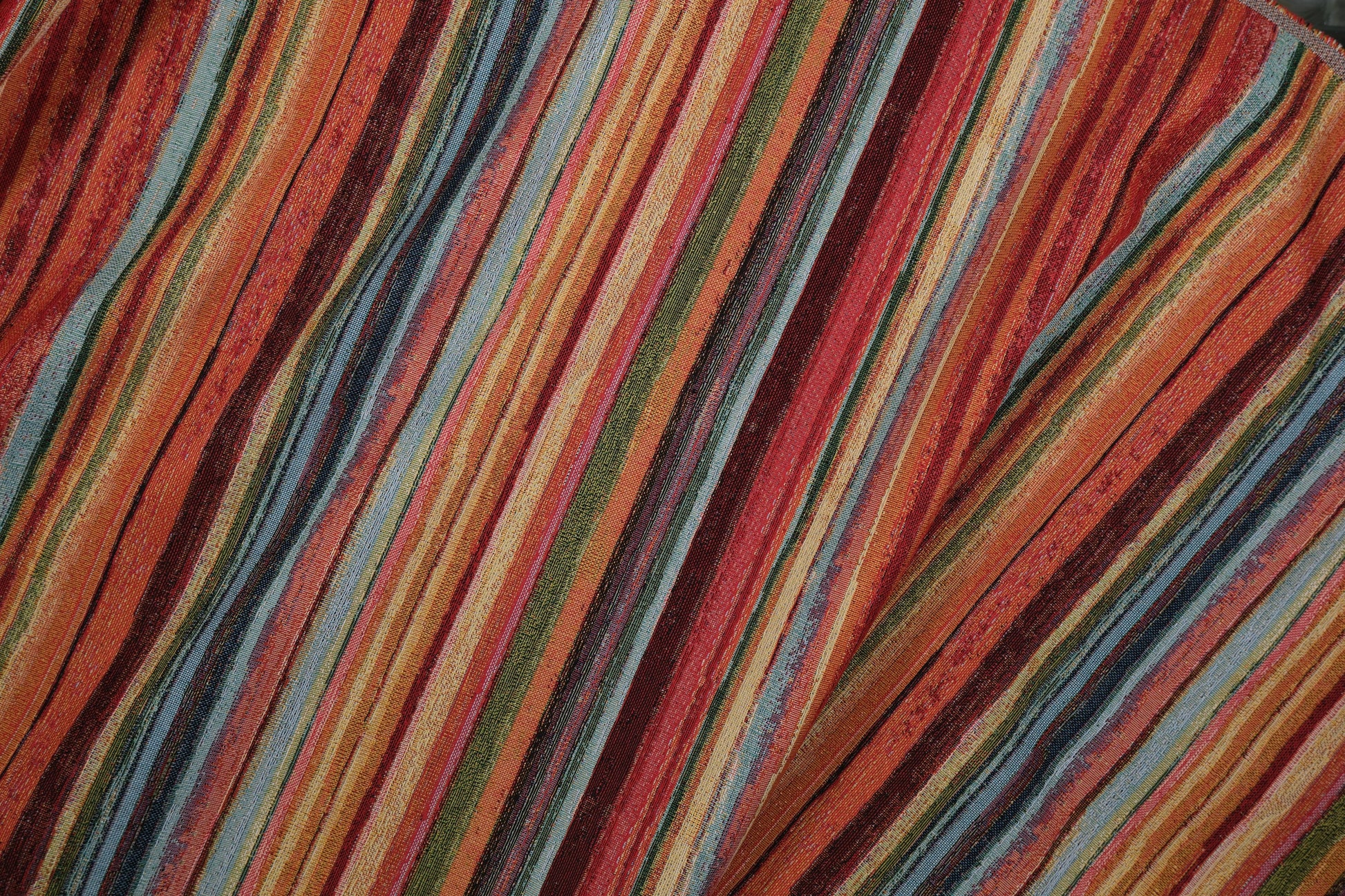 Hochwertiger Möbelstoff mit buntem Streifenmuster – ideal für Polsterarbeiten