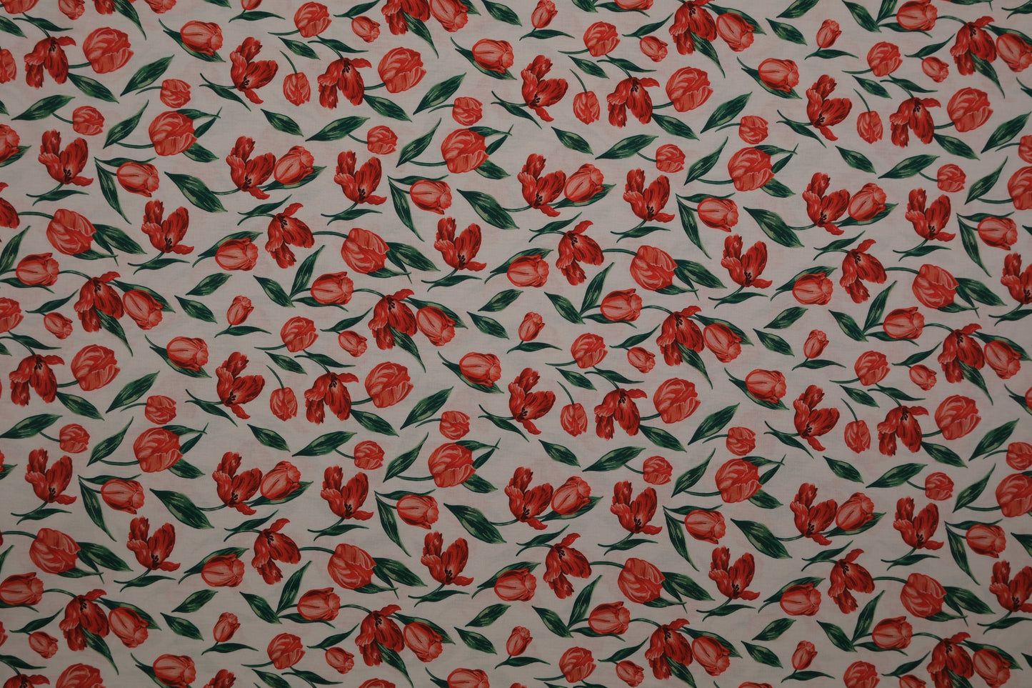 Heller Baumwollstoff mit roten Tulpen und grünen Blättern – ideal für frühlingshafte Kleidung