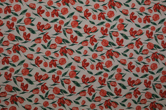 Heller Baumwollstoff mit roten Tulpen und grünen Blättern – ideal für frühlingshafte Kleidung