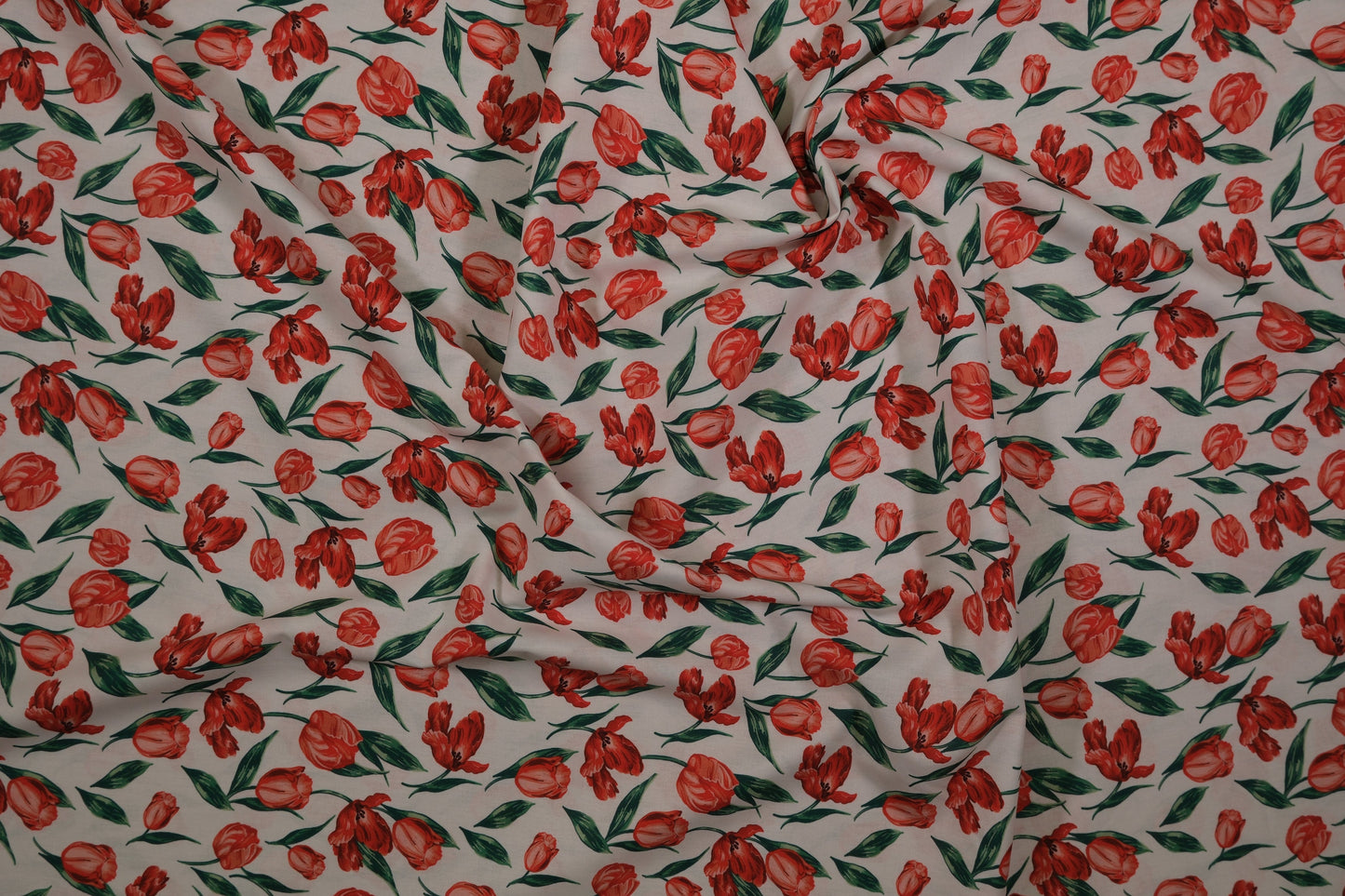 Detailansicht Baumwollstoff Rote Tulpen – hochwertige Webware 140 cm breit