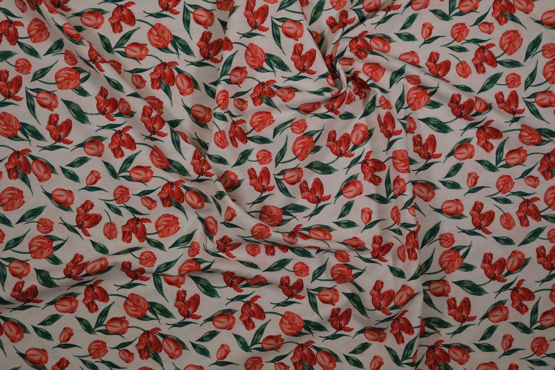 Detailansicht Baumwollstoff Rote Tulpen – hochwertige Webware 140 cm breit