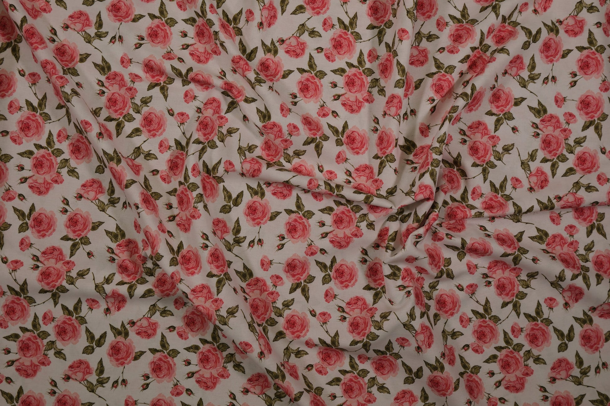 Zarter Baumwollstoff mit rosa Rosen und grünen Blättern – ideal für Kleider und Deko