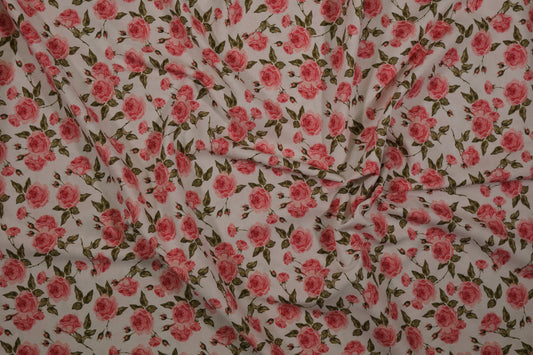 Zarter Baumwollstoff mit rosa Rosen und grünen Blättern – ideal für Kleider und Deko