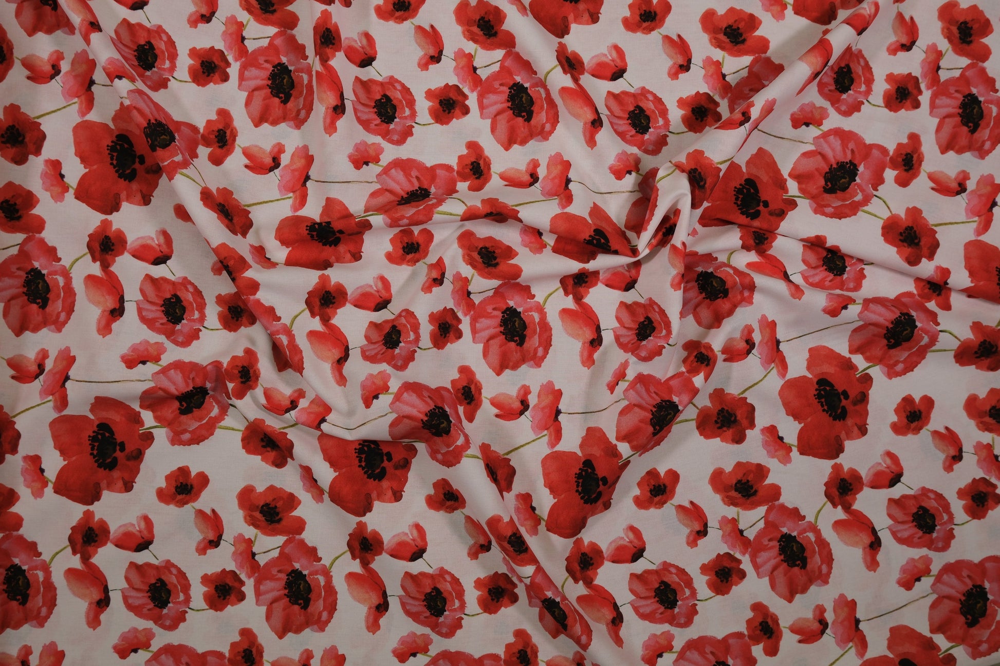 Floraler Baumwollstoff mit roten Mohnblumen auf hellem Hintergrund – ideal für Sommerkleider