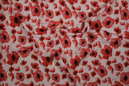 Floraler Baumwollstoff mit roten Mohnblumen auf hellem Hintergrund – ideal für Sommerkleider