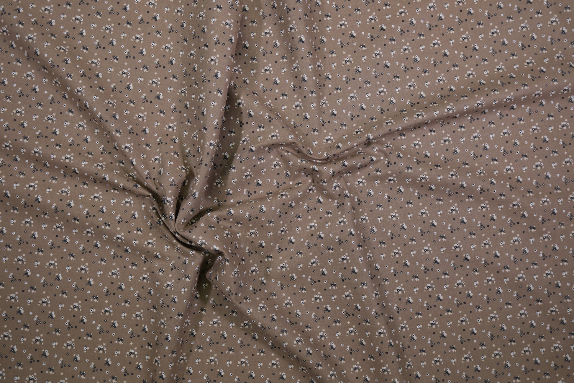 Detailansicht Baumwollstoff Mini-Blümchen Braun – hautfreundliche Webware 140 cm breit