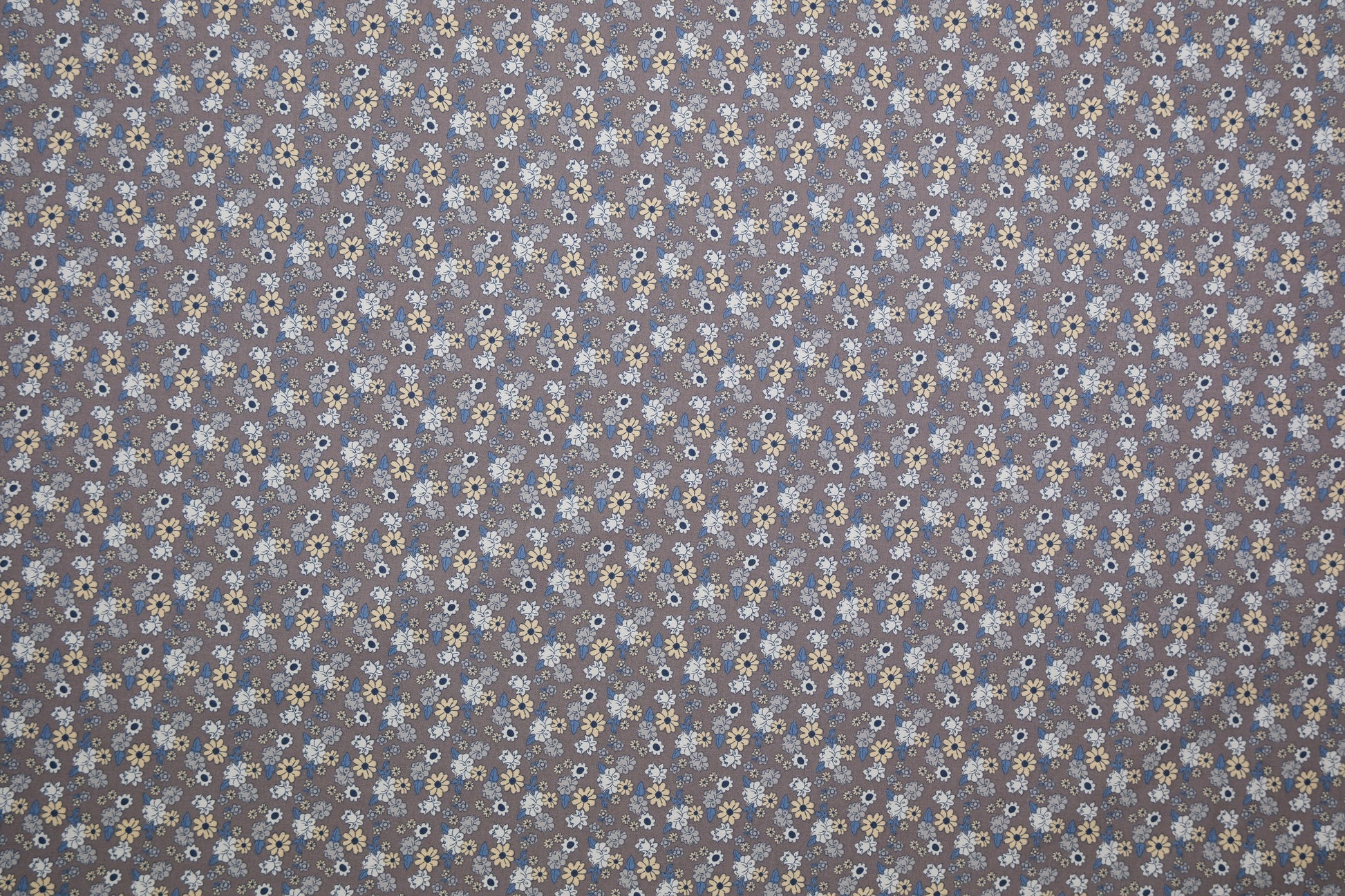 Baumwollstoff Blumen Taupe Blau – Nahaufnahme des Musters metrware