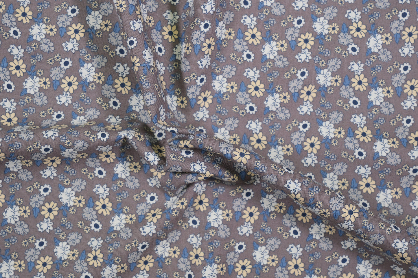Baumwollstoff Blumen Taupe Blau – taupefarbener Baumwollstoff mit kleinen Blumen in Blau und Gelb