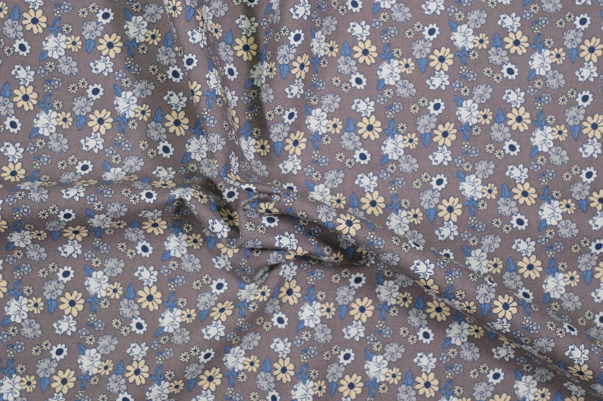 Baumwollstoff Blumen Taupe Blau – taupefarbener Baumwollstoff mit kleinen Blumen in Blau und Gelb