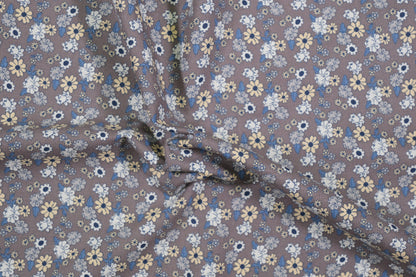 Baumwollstoff Blumen Taupe Blau – taupefarbener Baumwollstoff mit kleinen Blumen in Blau und Gelb