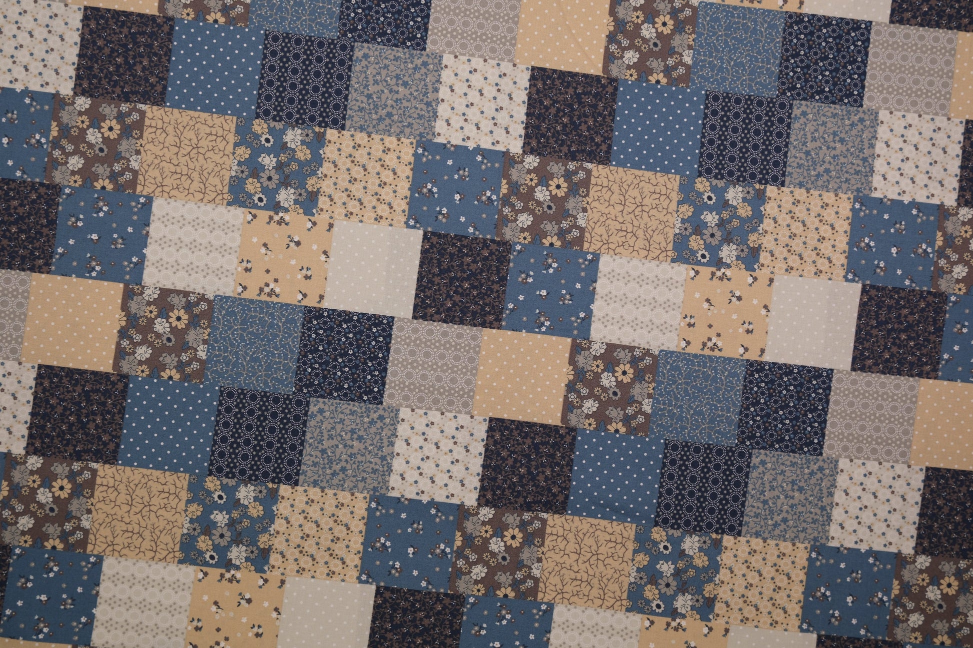 Baumwollstoff Patchwork Vintage – Baumwollstoff im Patchwork-Look in Blau, Beige und Braun