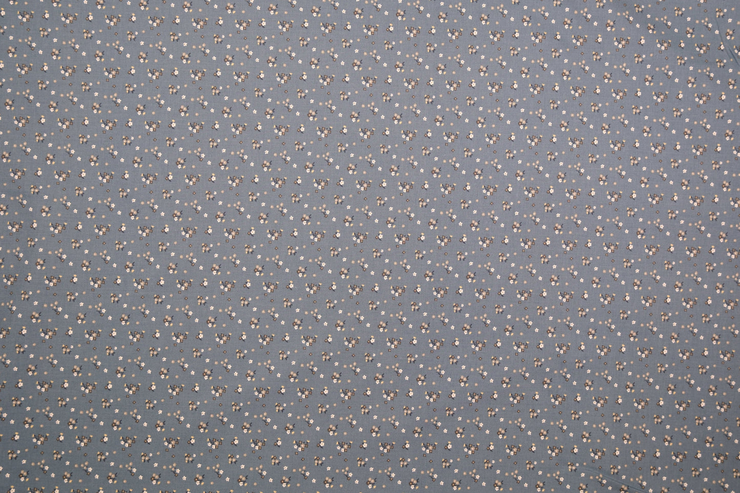 Baumwollstoff Mini-Blümchen Jeansblau – Nahaufnahme des Musters metrware