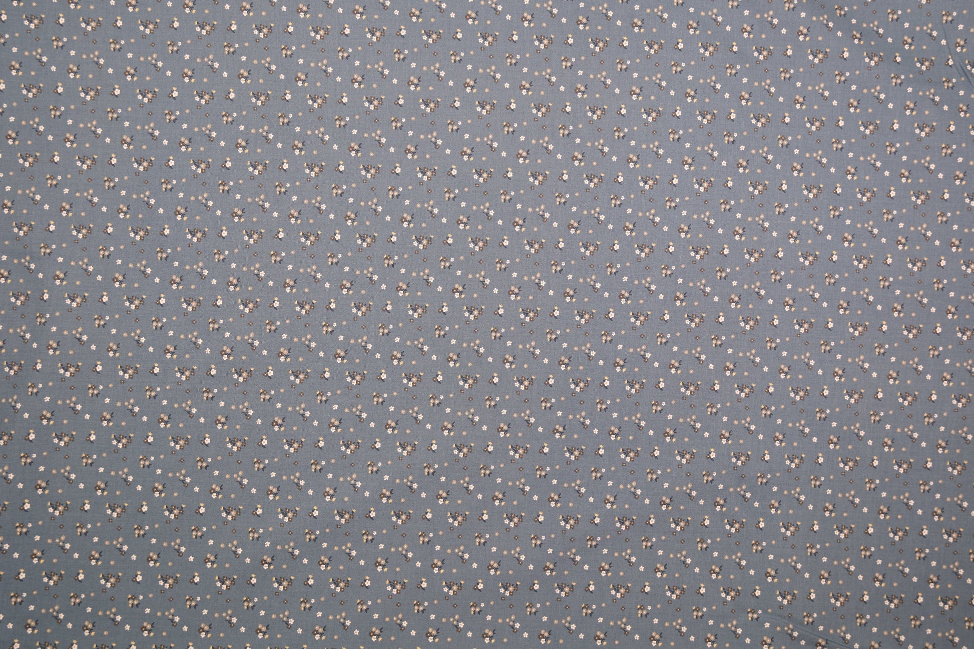 Baumwollstoff Mini-Blümchen Jeansblau – Nahaufnahme des Musters metrware