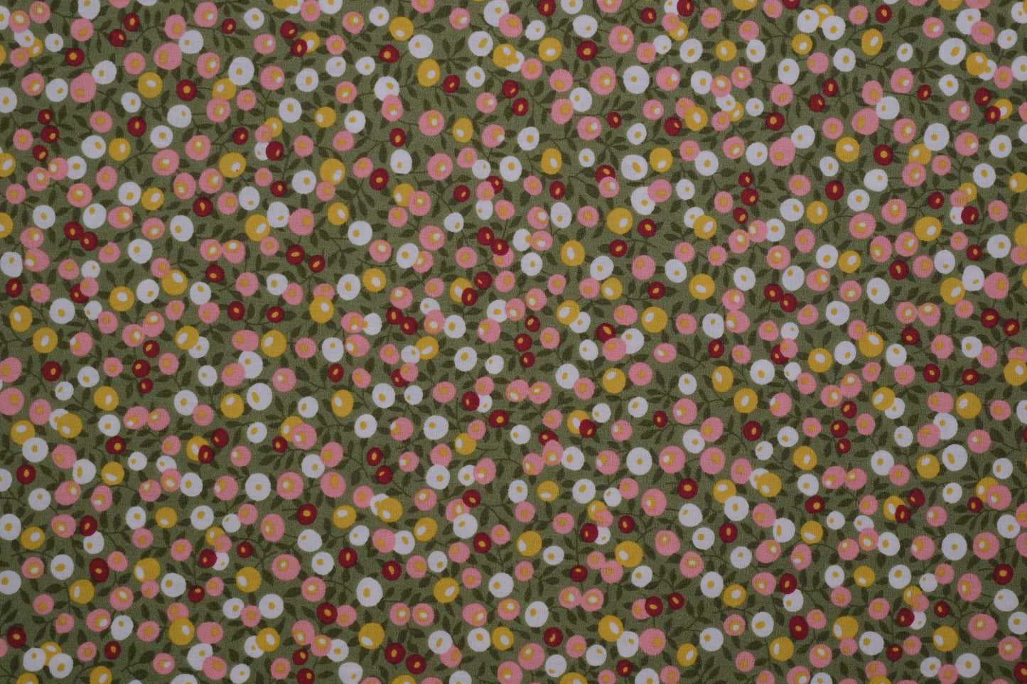 Baumwollstoff Ditsy-Blumen Oliv Bunt – Nahaufnahme des Musters metrware