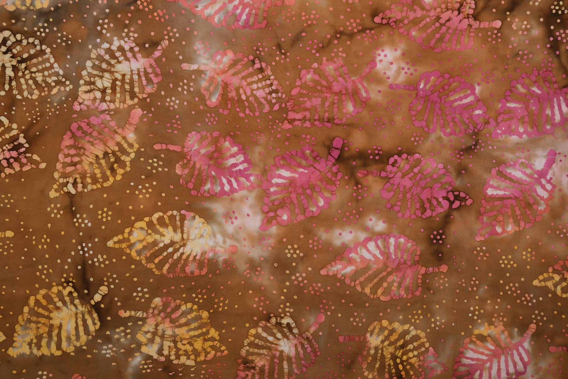 Pink-brauner Batik Baumwollstoff – ideal für kreative Kleidung und Patchwork