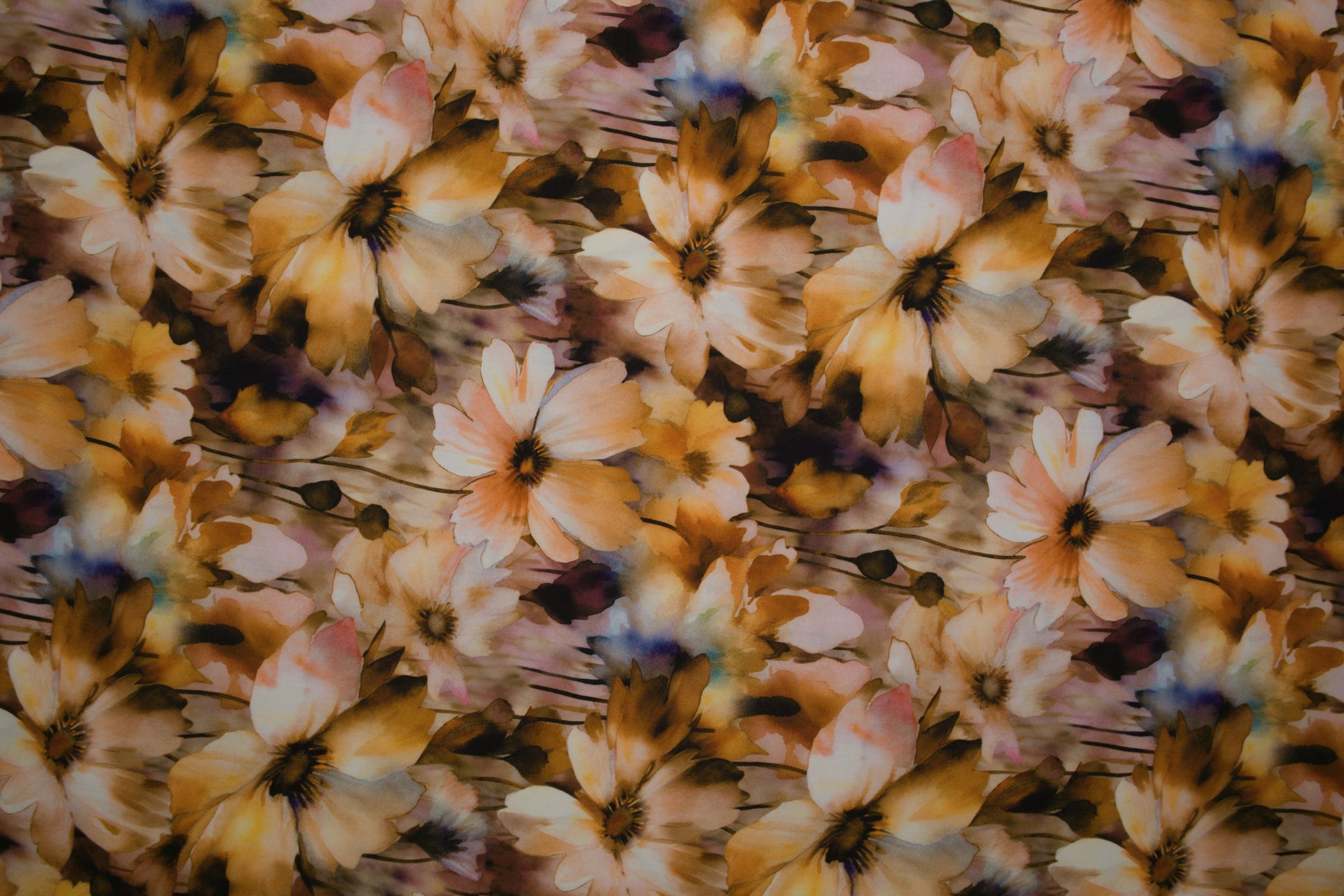 Weich fallender Viskosestoff mit warmen Aquarellblumen Detailansicht der Stoffstruktur