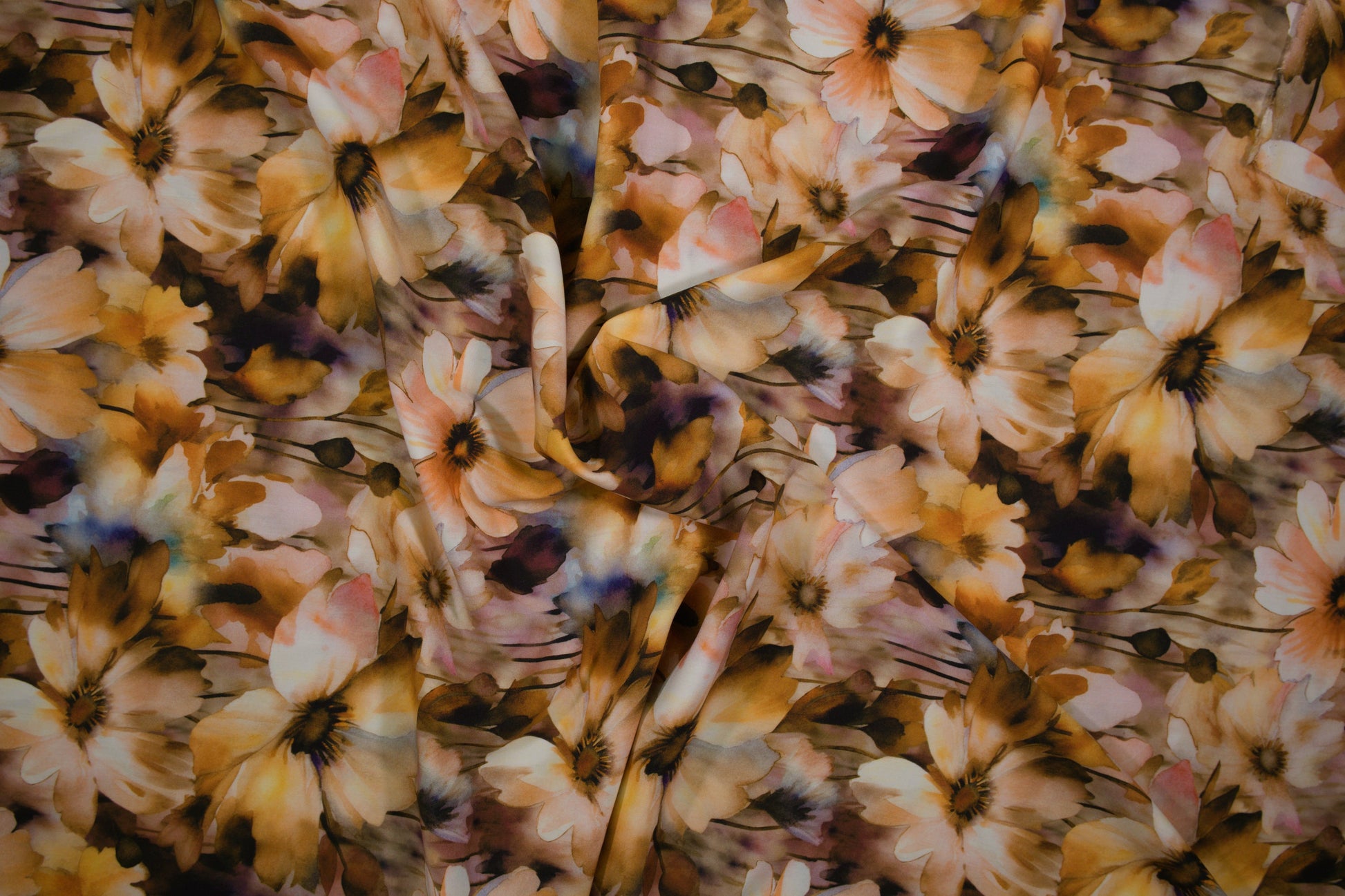 Weich fallender Viskosestoff mit warmen Aquarellblumen