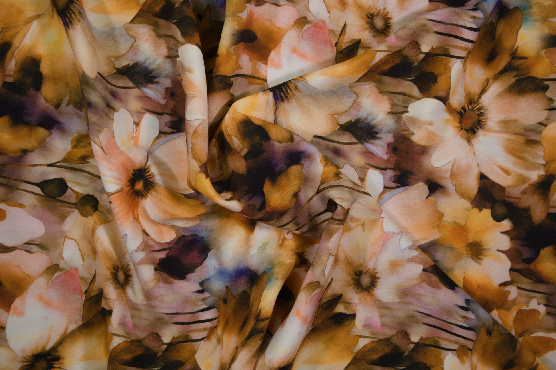 Detailansicht des warmen Aquarellblumen-Drucks auf Viskose