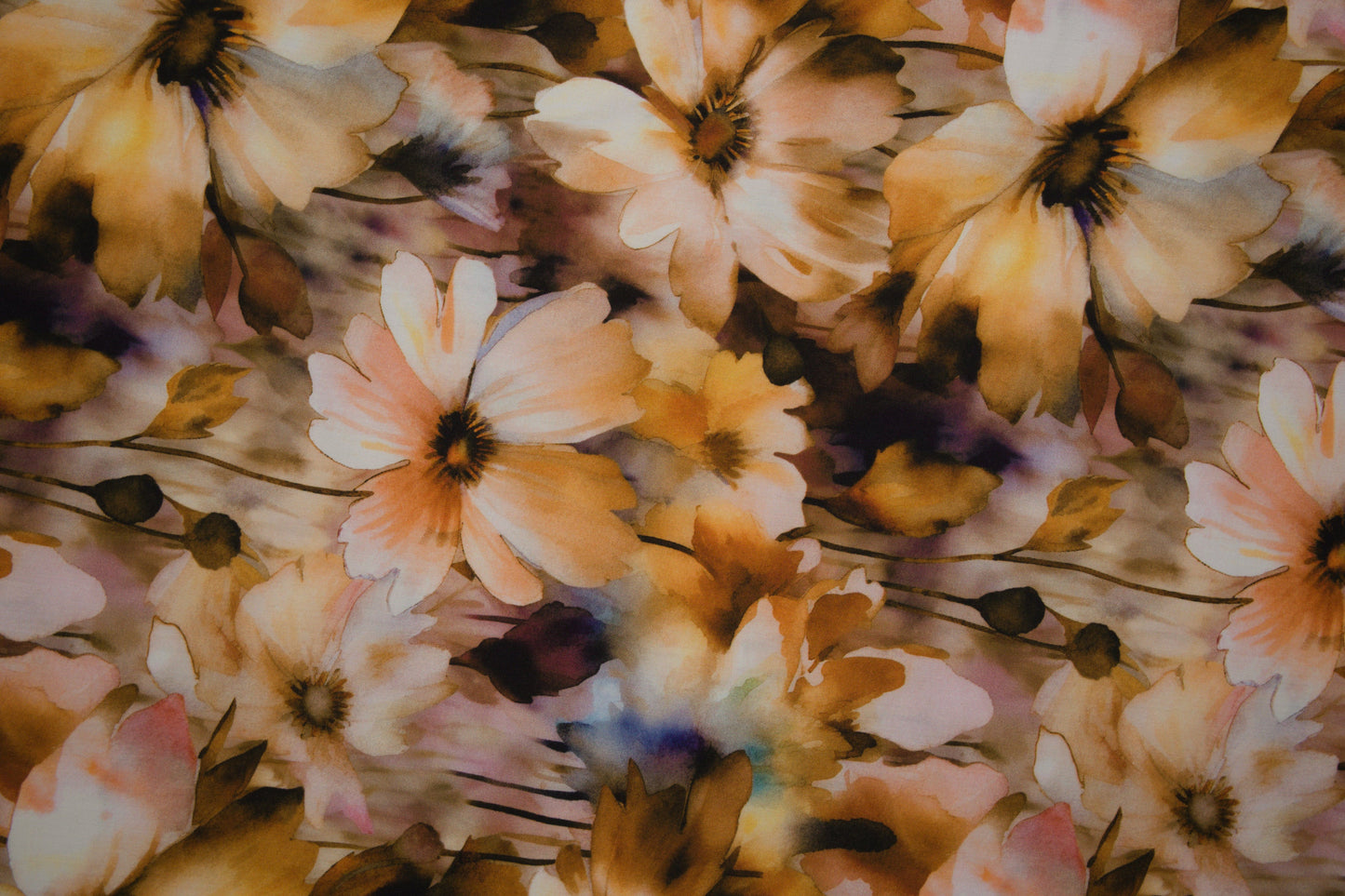 Viskosestoff mit warmen Aquarellblumen in Beige- und Karamelltönen