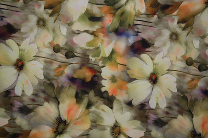 Weich fallender Viskosestoff mit grün-orangen Aquarellblumen