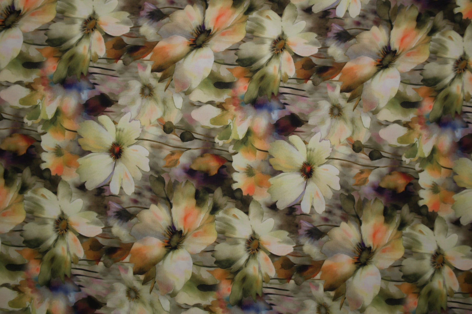 Detailansicht der Aquarellblumen in Grün-Orange auf Viskosestoff