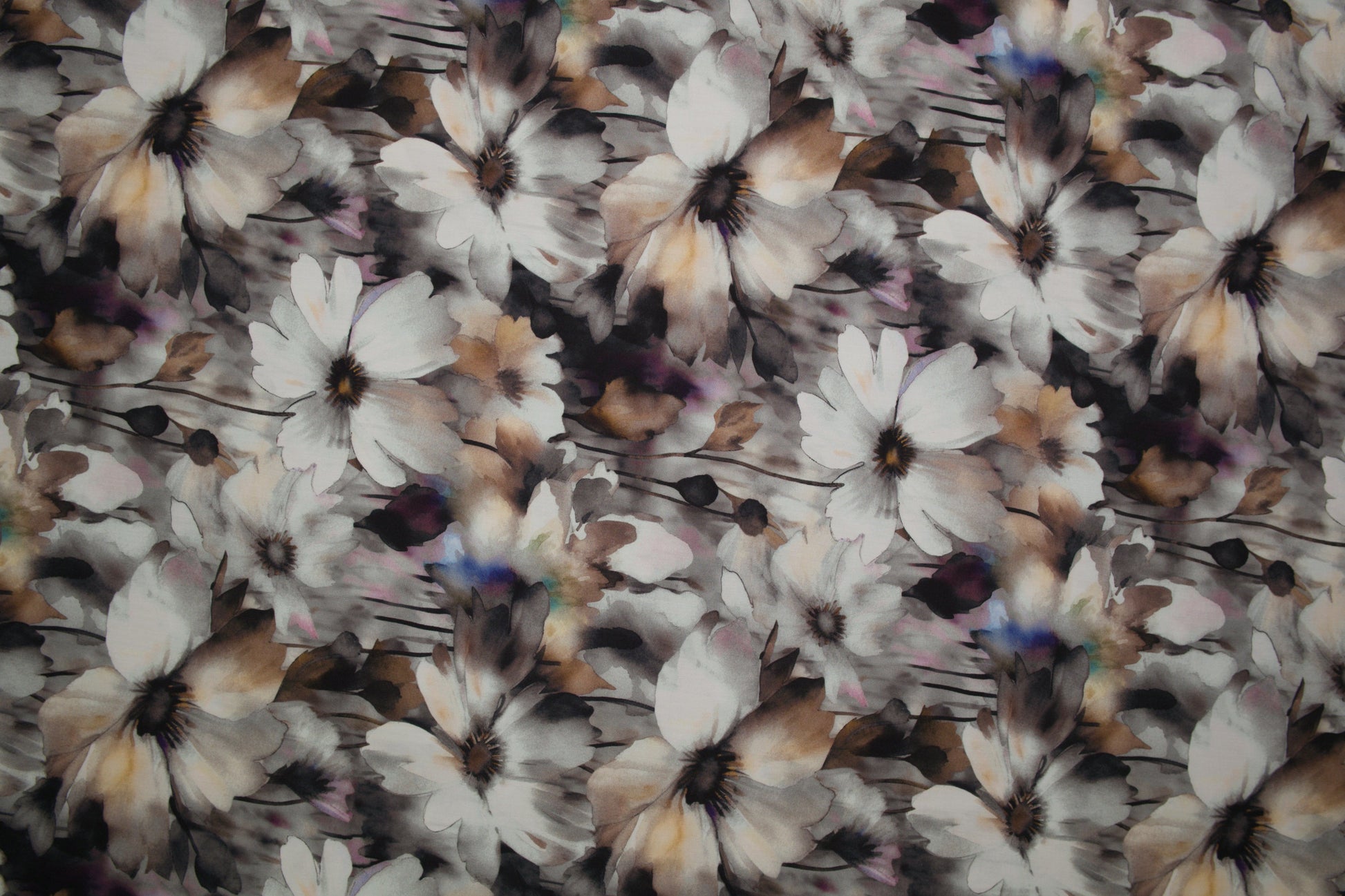 Viskosestoff mit Aquarellblumen in Grau- und Naturtönen