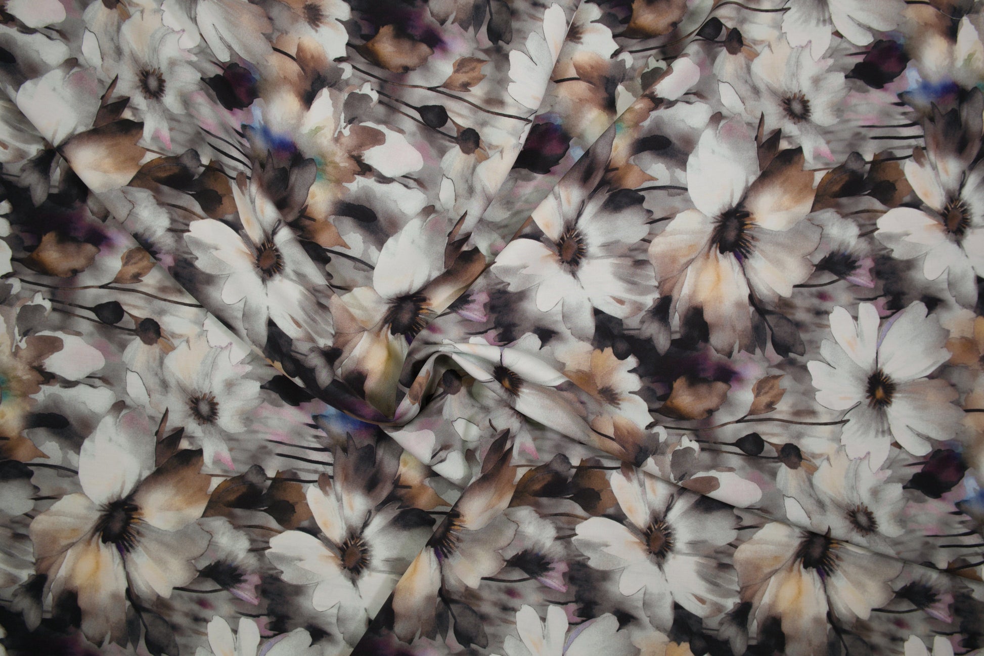 Detailansicht grauer Aquarellblumen auf Viskose