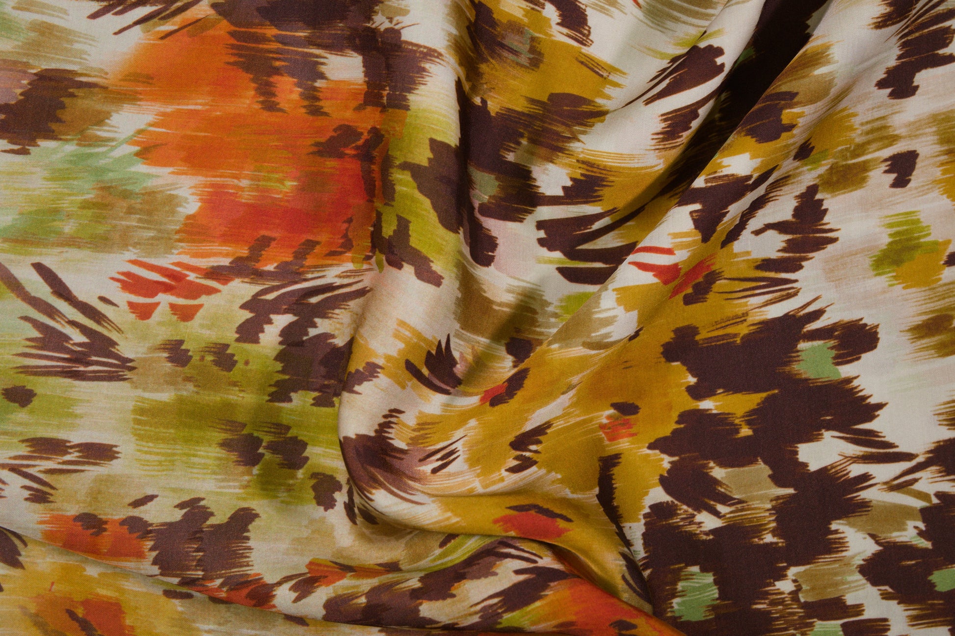 Weich fallender abstrakter Viskosestoff in Herbstfarben