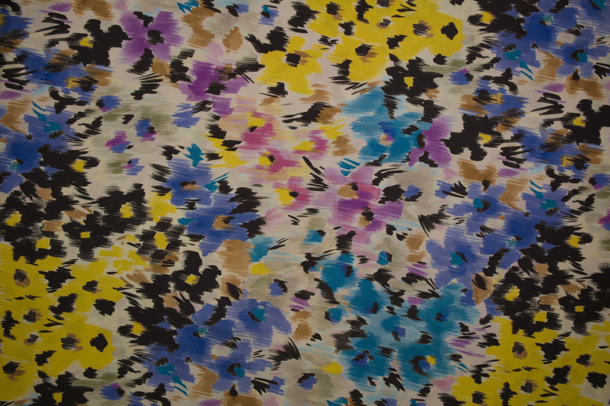 Detailansicht abstrakter Viskosestoff in kräftigen Farben