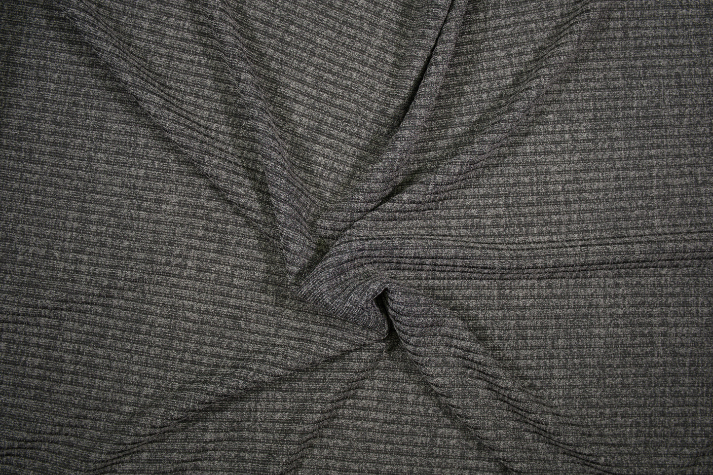 Melierter Rip Jersey in Grau mit feiner Rippstruktur - Detailaufnahme der Stoffstruktur